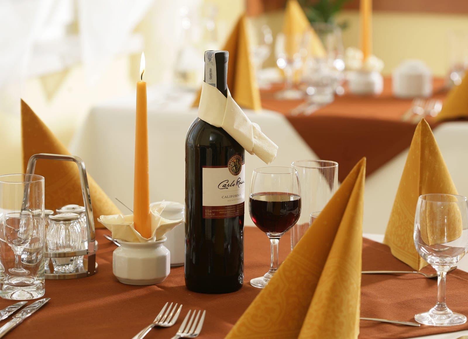 Sala restauracyjna Grand Felix — nakryty stół